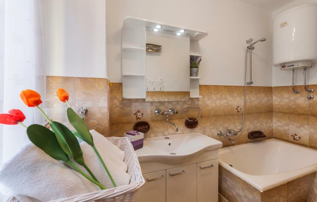 Two Bedroom Apartment, Nice Neighborhood, Free Parking, Wifi Pula Exteriér fotografie